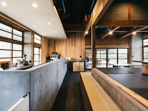 堂々とした古民家の間取りはほとんど変えずに現代の生活にふさわしい、地域とのコミュニケーションもとりやすい家に再生