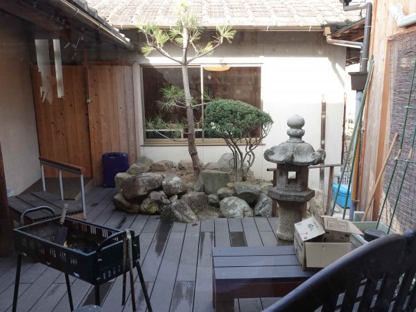 温かな雰囲気の室内では、スタッフと利用者がなごやかに談笑していた