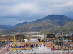 京都府亀岡市は、日本で初めてレジ袋有料化を開始するなど「世界に誇れる環境先進都市」を目指すと宣言している。特化した街であることをアピールすることで、その考えに賛同し、移住を決めた人もいるという。