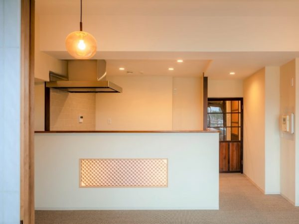 玄関に始まり、随所に古材などを利用した「津京下町の古民家よ、再び」。気に入る人は一目で気に入るのではなかろうか