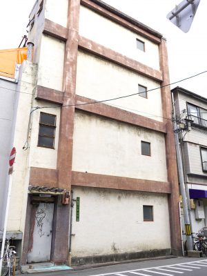 此花区の街を歩きながら、ミューラルを案内してくださった川添氏