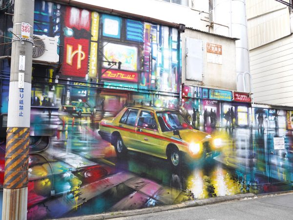 此花区の川沿いに並ぶ元倉庫群に一部ミューラルが描かれた