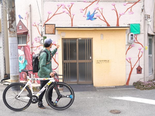 此花区の街を歩きながら、ミューラルを案内してくださった川添氏