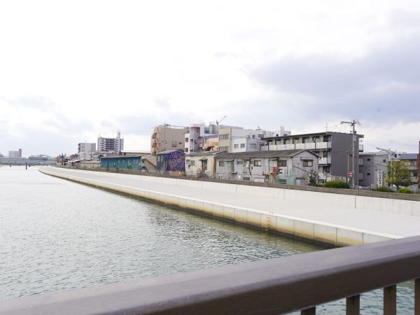 此花区の川沿いに並ぶ元倉庫群に一部ミューラルが描かれた