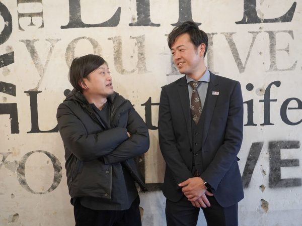 左から、株式会社まるにわ　取締役専務 谷口俊博氏（hac design office）と同社 代表取締役・齋藤浩文氏（株式会社鳥取銀行）。谷口氏は初期からの立ち上げメンバーで、マーチングビル内にオフィスを構えている