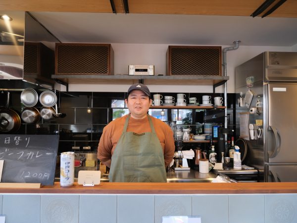 広瀬川のほとりにあるカレー専門店「グルマンカレー」。外観デザインもおしゃれ