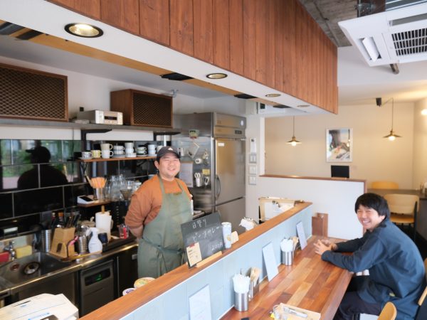 シャープなデザインながら温かみのある店内。前橋市職員の田中さん（写真右）は、ときどきカレーを食べに立ち寄る。写真左は店主の近藤さん