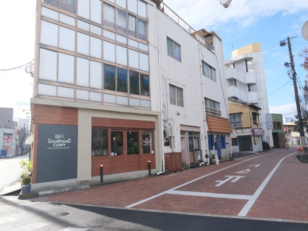 広瀬川のほとりにあるカレー専門店「グルマンカレー」。外観デザインもおしゃれ