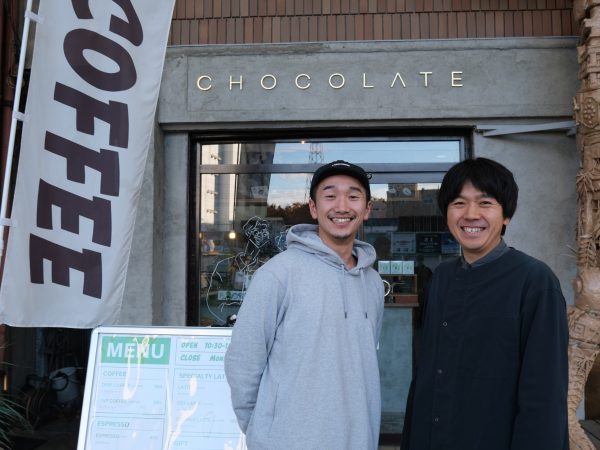 前橋中央通り商店街に面するCHOCOLATEに入居する「ラフコーヒー」。アーツ前橋の10周年企画とコラボした巨大なアート作品が店頭に飾られていた。ビルの壁面にはやはり煉瓦が使われている
