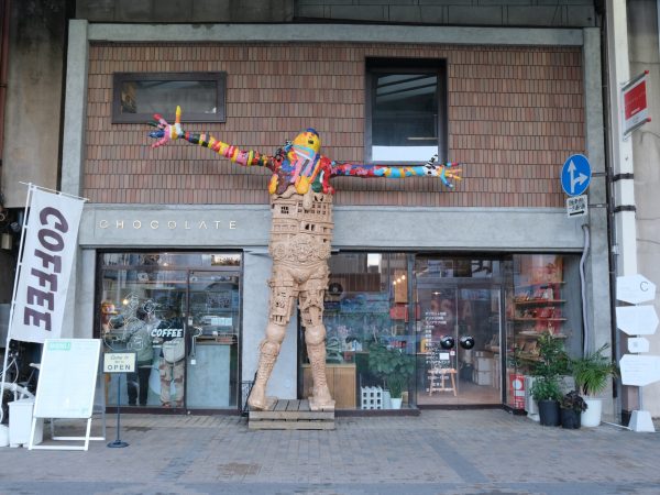 前橋中央通り商店街に面するCHOCOLATEに入居する「ラフコーヒー」。アーツ前橋の10周年企画とコラボした巨大なアート作品が店頭に飾られていた。ビルの壁面にはやはり煉瓦が使われている
