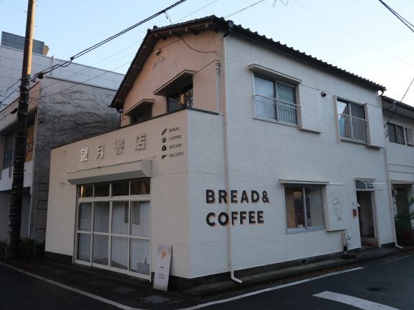 広瀬川沿いの書店だった建物をリノベーションしたパンとコーヒーの店「はるぱん」。地元、前橋工科大学の学生ともコラボして、設計を進めた