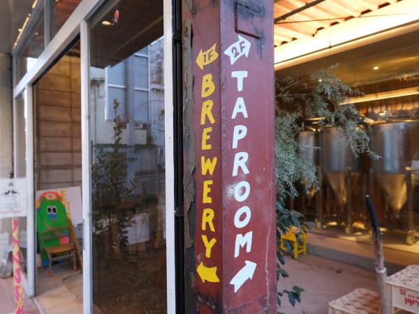 広瀬川沿いの書店だった建物をリノベーションしたパンとコーヒーの店「はるぱん」。地元、前橋工科大学の学生ともコラボして、設計を進めた