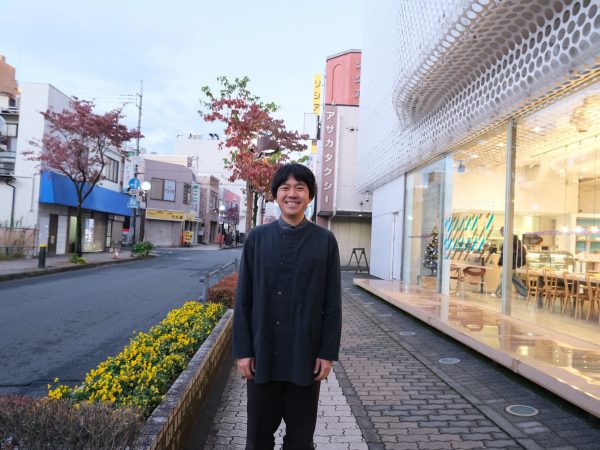 前橋中央通り商店街に面するCHOCOLATEに入居する「ラフコーヒー」。アーツ前橋の10周年企画とコラボした巨大なアート作品が店頭に飾られていた。ビルの壁面にはやはり煉瓦が使われている