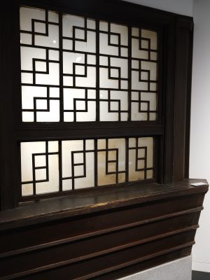 同潤会代官山アパートメントの単身者用の部屋。調度品のデザインも見惚れる美しさ