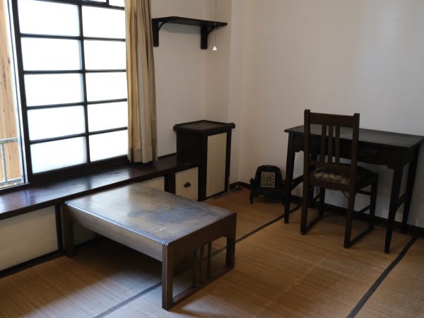 同潤会代官山アパートメントの単身者用の部屋。調度品のデザインも見惚れる美しさ