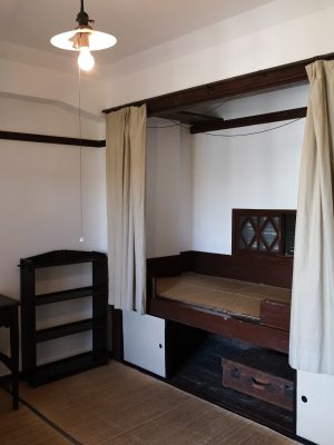 同潤会代官山アパートメントの単身者用の部屋。調度品のデザインも見惚れる美しさ