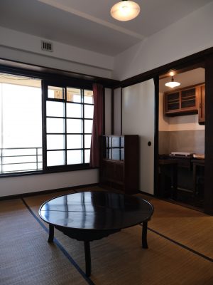 同潤会代官山アパートメントの単身者用の部屋。調度品のデザインも見惚れる美しさ