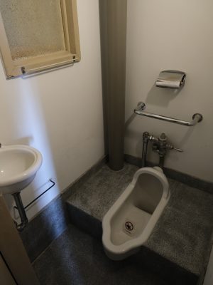 左は主婦の憧れとなったダイニングキッチン。食器棚は、右上の写真のように、玄関側の下駄箱と共用になっていた。当時の家具や家電も置かれていてどこか懐かしい