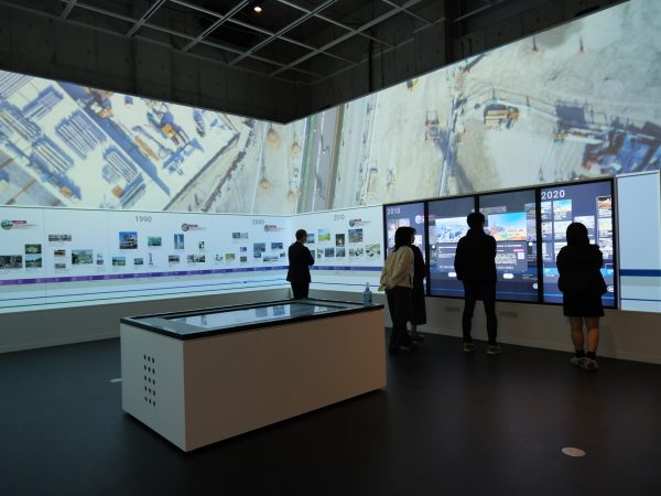 URが手掛けてきたまちづくりの歴史が見られる「メディアウォール」。パネルにタッチすると詳しい情報が飛び出す