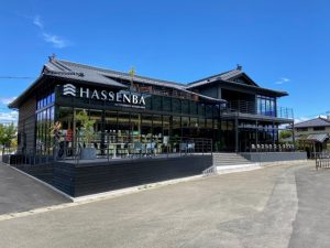 熊本県人吉市には観光資源はあるが「訪れたらまずここに寄る」という観光拠点がなかった。球磨川くだりの乗船手続きをするための場所だった発船場を、新たな観光拠点“HASSENBA”にリニューアルした。