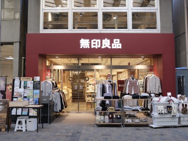 シャープなデザインながら温かみのある店内。前橋市職員の田中さん（写真右）は、ときどきカレーを食べに立ち寄る。写真左は店主の近藤さん