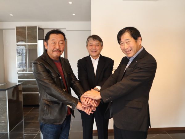 各社代表のフォトセッション※左から佐藤氏、古畑氏、太田氏