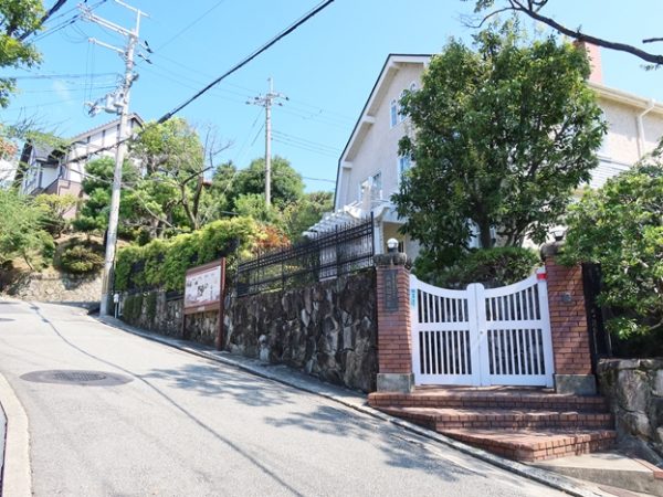 大阪、梅田から阪急宝塚線で30分ほど。駅はコンパクトだが、外に出ると圧倒されるようなお屋敷が並んでいる