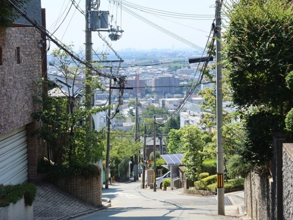 大阪、梅田から阪急宝塚線で30分ほど。駅はコンパクトだが、外に出ると圧倒されるようなお屋敷が並んでいる