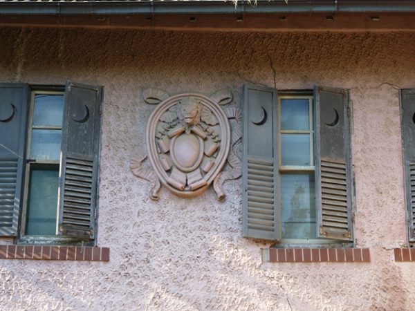 地元の人達の愛情で建物前はいつもきれいに保たれている。愛されていることが分かる風景だ（写真提供/遺す会）