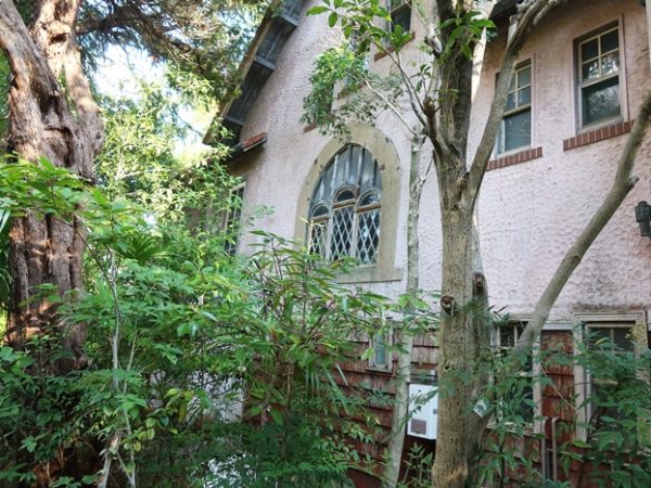 窓の意匠もかわいい。なんとか、保存、継承する手はないものか