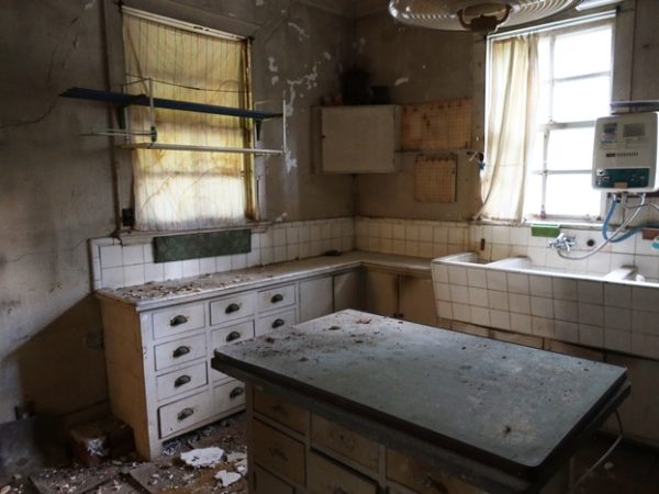 屋根裏には家具、フィルムなどが残されていた