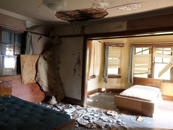 屋根裏には家具、フィルムなどが残されていた