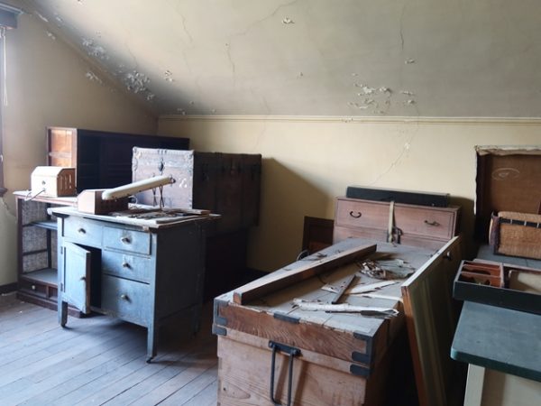 屋根裏には家具、フィルムなどが残されていた