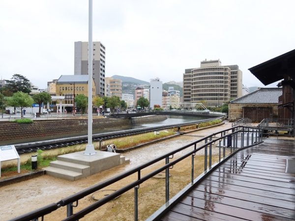 一応、旗の掲揚台も作られてはいるが、これは史実とは関係ない。実際には二番蔵の前に旗が掲げられていたそうで、跡が残されている