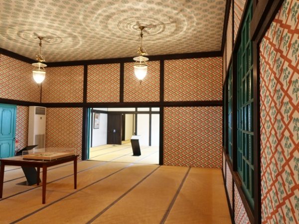 橋の右手に見えているのが新石倉。幕末の復元建物で案内所などに使われている