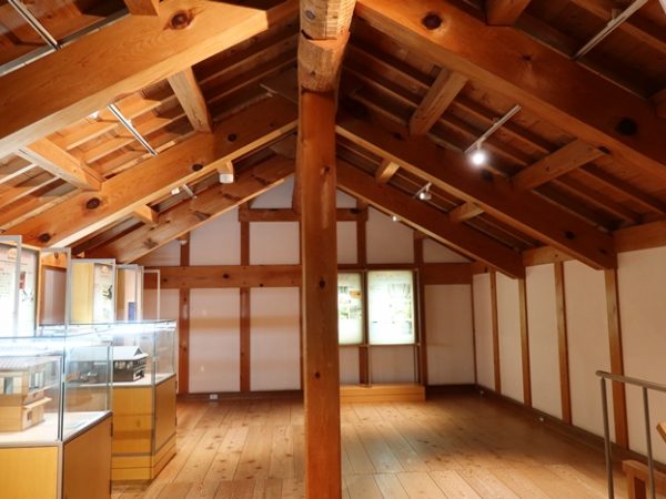 一応、旗の掲揚台も作られてはいるが、これは史実とは関係ない。実際には二番蔵の前に旗が掲げられていたそうで、跡が残されている