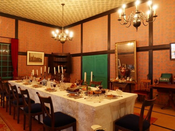 橋の右手に見えているのが新石倉。幕末の復元建物で案内所などに使われている