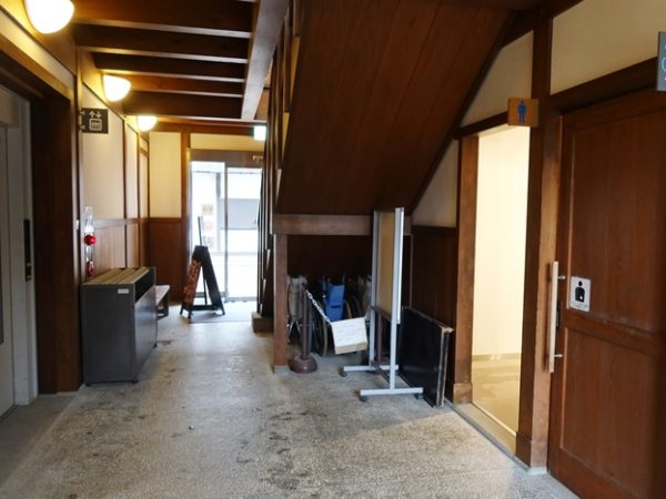 明らかに現代のものとして作られた表門の橋。ミニ出島で見ると短い橋になっている