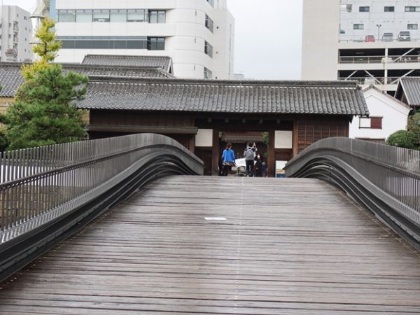 明らかに現代のものとして作られた表門の橋。ミニ出島で見ると短い橋になっている