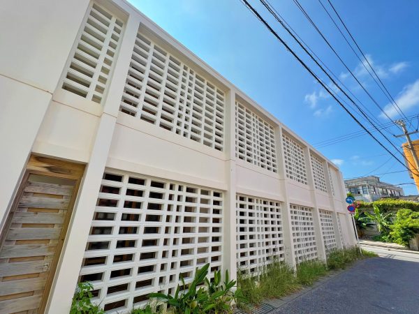 ▲宮古島市の中心街からもほど近い平良根間地区にある市街地型エコハウス。敷地面積173.35ｍ2、延床面積191.20ｍ2の地上2階建てRC構造の建物だ（以下、市街地型エコハウス写真は2023年9月筆者撮影）