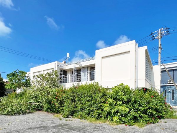 ▲コンクリート壁になっている東北東面は、台風のハイシーズンである9～10月に風が強く吹く方角だ。真っ白な壁面には遮熱塗料が塗られており、建物の断熱性が高められている。また、屋上には上水道軟水化の過程で発生するペレットを活用した断熱ブロックを配置。スラブ面の温度低減を図っている