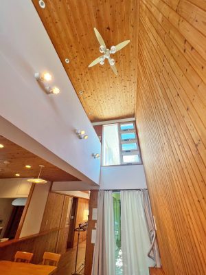 ▲玄関吹抜けを下から見上げたところ。“閉じつつ開く”を実感できる空間だ。「私自身も実際に感じたことですが、湿気の多い日にエコハウスを訪れると、室内がカラっとしていますし、風を通すことで体感温度がまったく変わります。自然のチカラだけでもこれぐらい心地良い住空間がつくれるということを、多くの人に知っていただきたいですね」