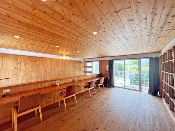 ▲玄関吹抜けを下から見上げたところ。“閉じつつ開く”を実感できる空間だ。「私自身も実際に感じたことですが、湿気の多い日にエコハウスを訪れると、室内がカラっとしていますし、風を通すことで体感温度がまったく変わります。自然のチカラだけでもこれぐらい心地良い住空間がつくれるということを、多くの人に知っていただきたいですね」