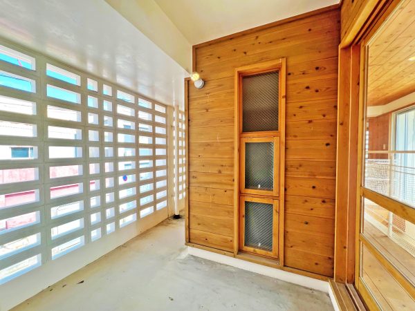 ▲玄関吹抜けを下から見上げたところ。“閉じつつ開く”を実感できる空間だ。「私自身も実際に感じたことですが、湿気の多い日にエコハウスを訪れると、室内がカラっとしていますし、風を通すことで体感温度がまったく変わります。自然のチカラだけでもこれぐらい心地良い住空間がつくれるということを、多くの人に知っていただきたいですね」