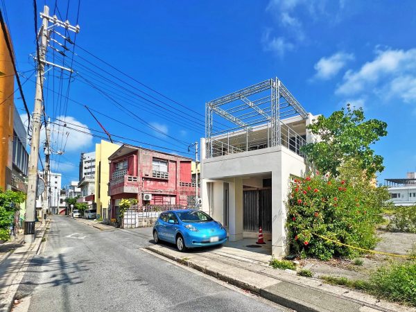 ▲宮古島市の中心街からもほど近い平良根間地区にある市街地型エコハウス。敷地面積173.35ｍ2、延床面積191.20ｍ2の地上2階建てRC構造の建物だ（以下、市街地型エコハウス写真は2023年9月筆者撮影）