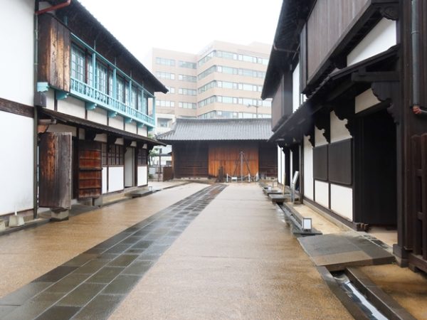 明らかに現代のものとして作られた表門の橋。ミニ出島で見ると短い橋になっている