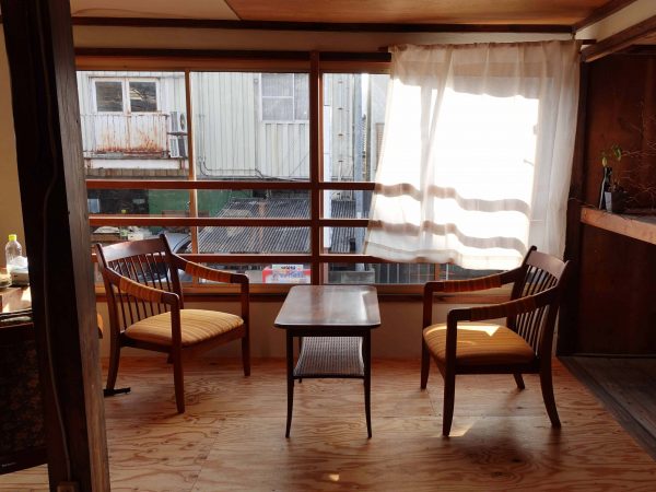 「暮らり」2階に入るデザイナー事務所の「パンパカンパニ」