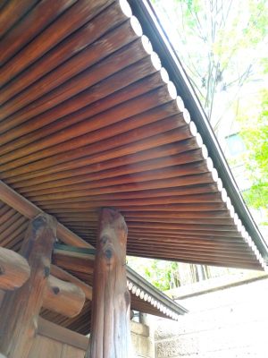 国の重要文化財に指定されている表門。銅板葺きの屋根の両端には、寺院建築でよく見られる鴟尾（しび）という飾りがつけられている