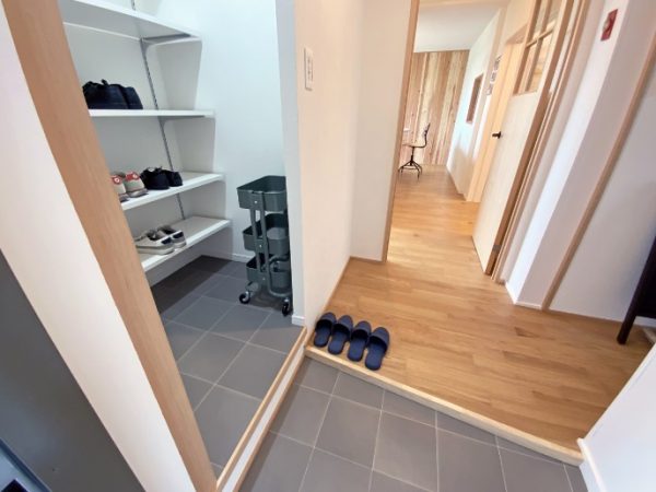 収納の無かった既存の玄関の脇にシューズクロゼットを設置、ベビーカーなども置けるようにした