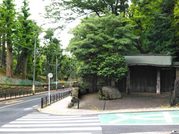 文京区小石川の湯立坂に面し、風格あるたたずまいを見せている旧磯野家住宅（銅御殿）